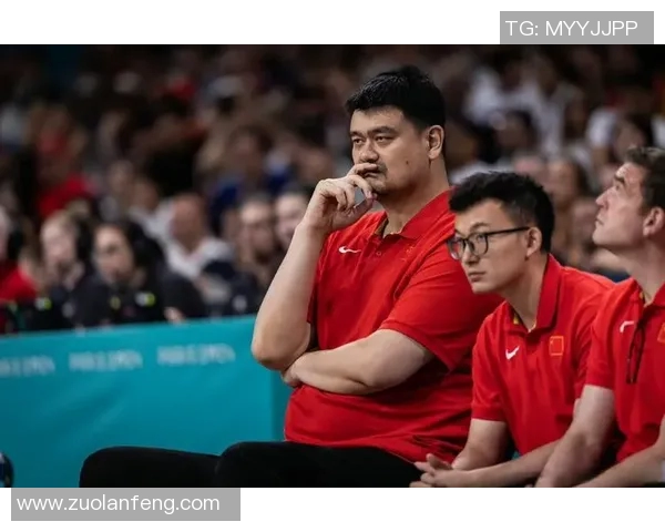 姚明在比赛中展现优雅微笑的瞬间引发热议与关注